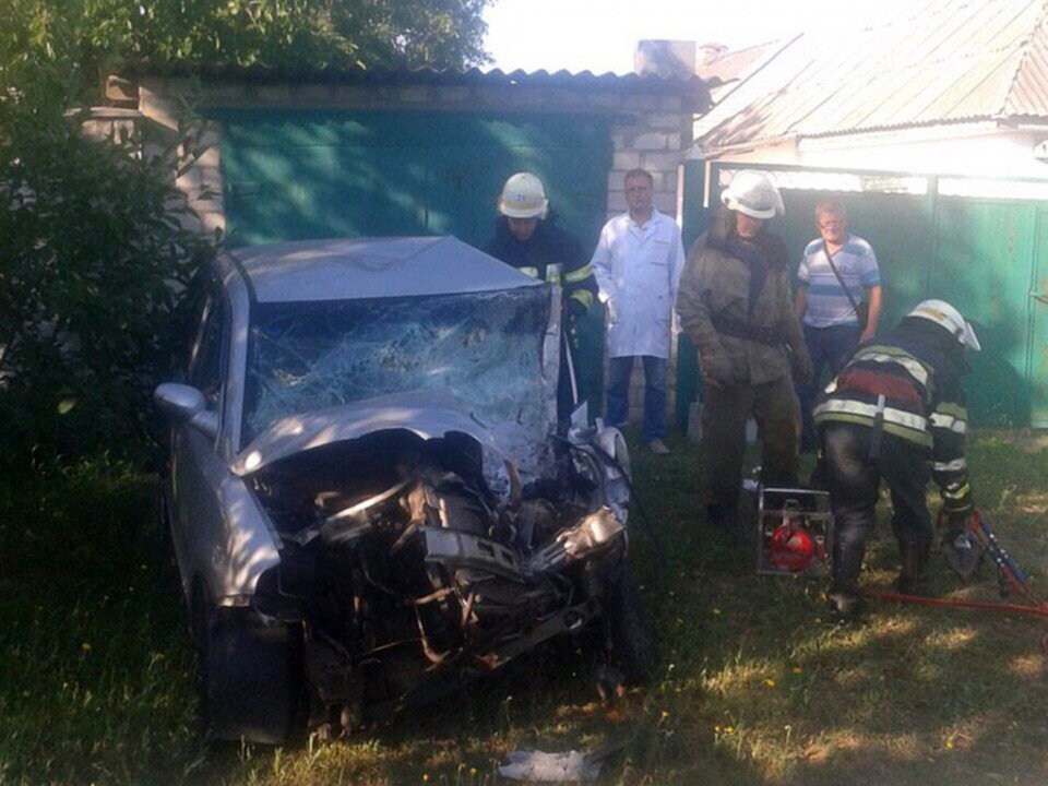 В Новомосковске в результате столкновения автобуса и легкового автомобиля погиб водитель - рис. 1