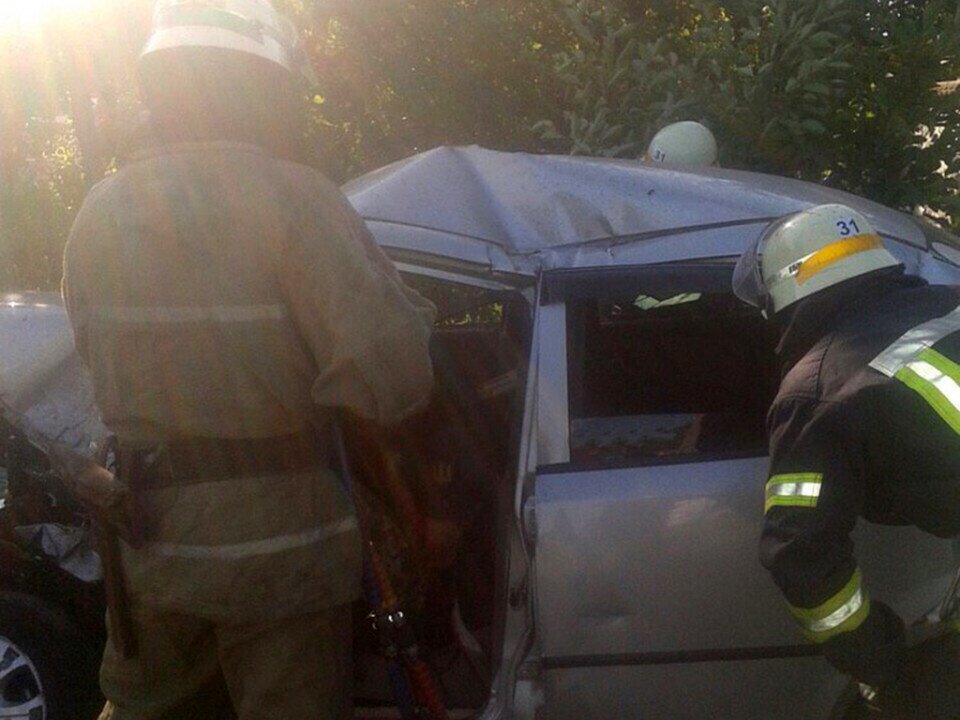В Новомосковске в результате столкновения автобуса и легкового автомобиля погиб водитель - рис. 2
