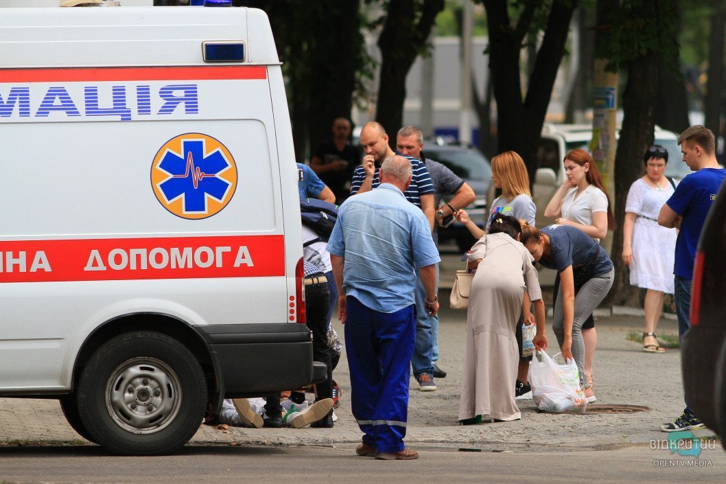 В центре Днепра прохожие и парамедики пытались реанимировать мужчину - рис. 2