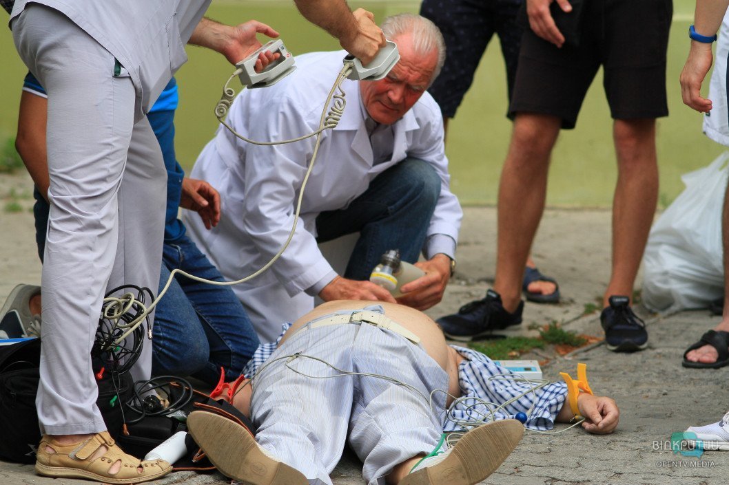 В центре Днепра прохожие и парамедики пытались реанимировать мужчину - рис. 4