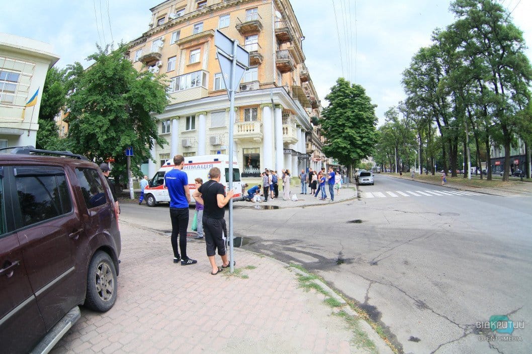 В центре Днепра прохожие и парамедики пытались реанимировать мужчину - рис. 1