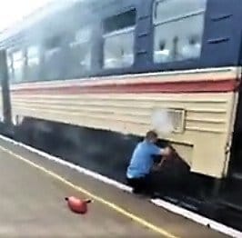 «Дым, огнетушители и возмущенные пассажиры»: в Днепре загорелась электричка - рис. 7