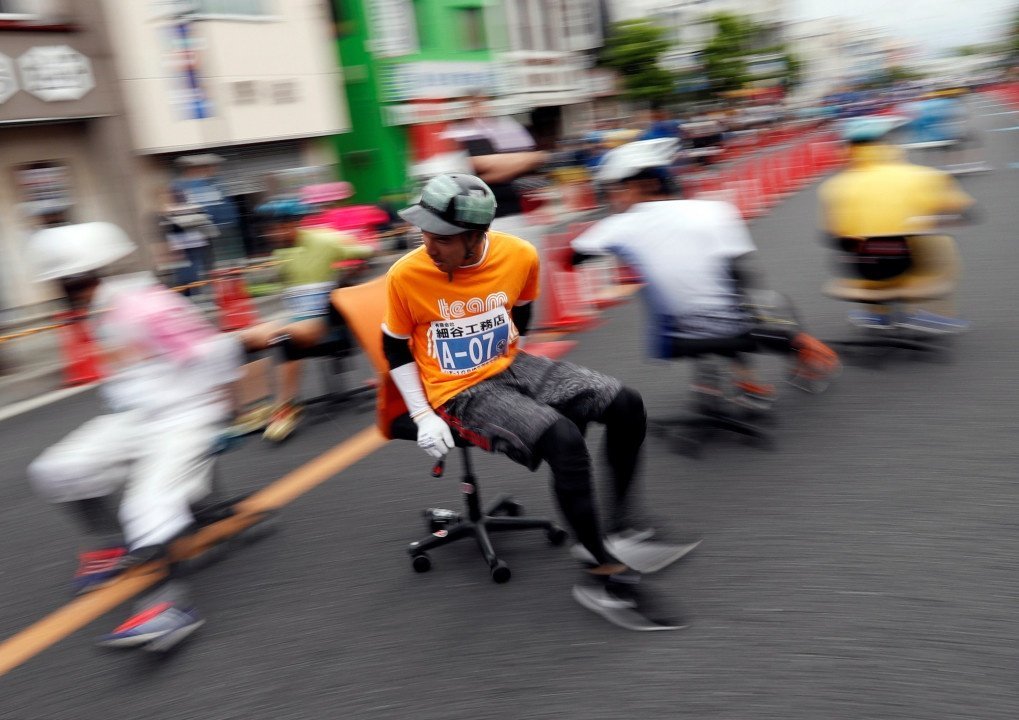 В Японии работники устроили гонки на офисных стульях - рис. 2