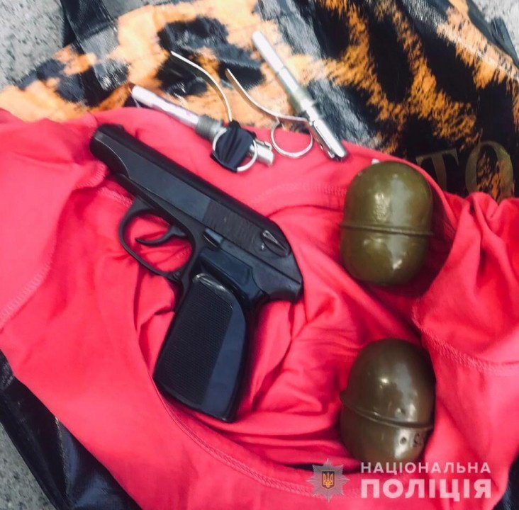 Полицейские задержали днепрянина с пистолетом и двумя гранатами - рис. 1