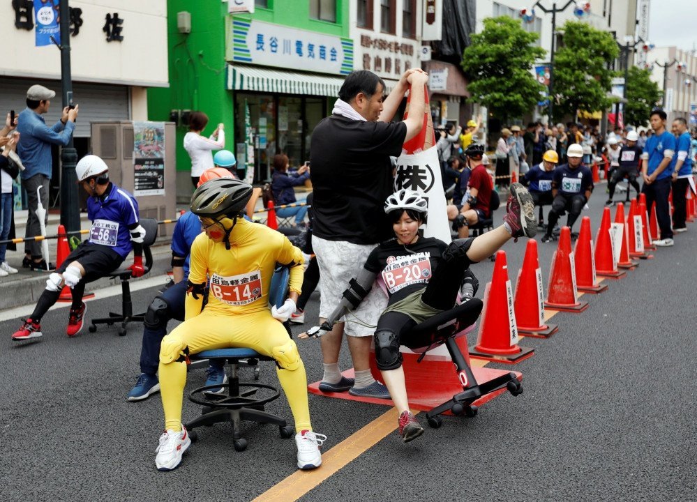 В Японии работники устроили гонки на офисных стульях - рис. 1
