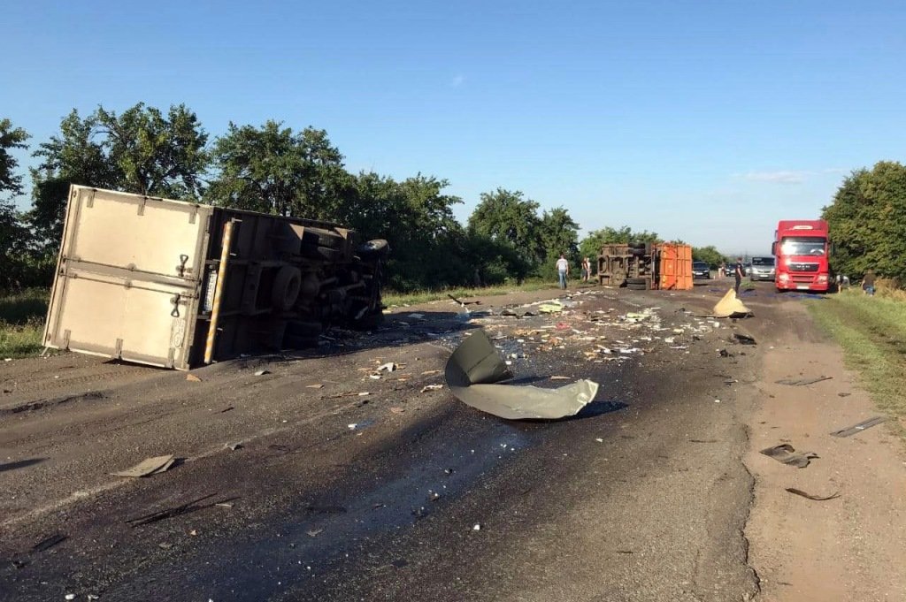 ДТП с пострадавшими в Днепропетровской области: водителя зажало в кабине грузовика - рис. 1
