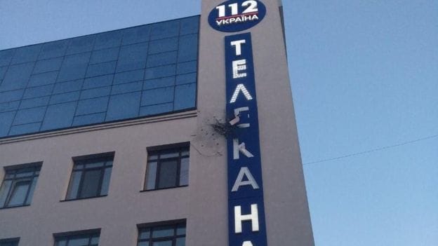 Теракт в Киеве: двое неизвестных обстреляли здание телеканала - рис. 20