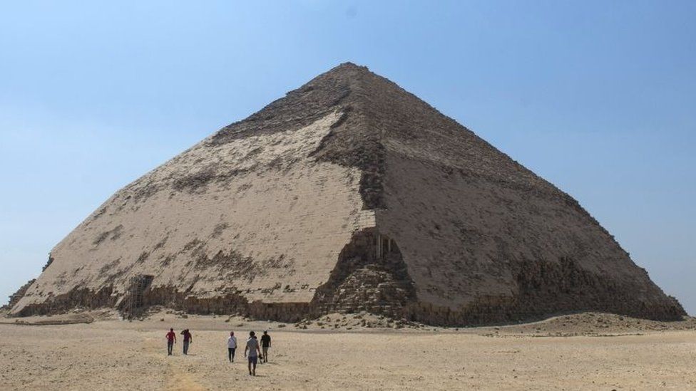 В Египте открыли для туристов уникальную ломаную пирамиду - рис. 2