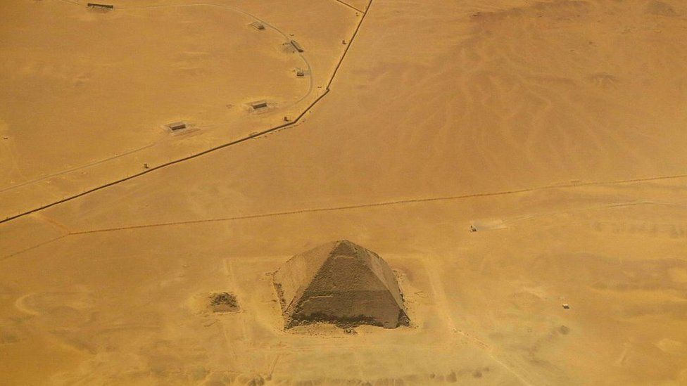 В Египте открыли для туристов уникальную ломаную пирамиду - рис. 1