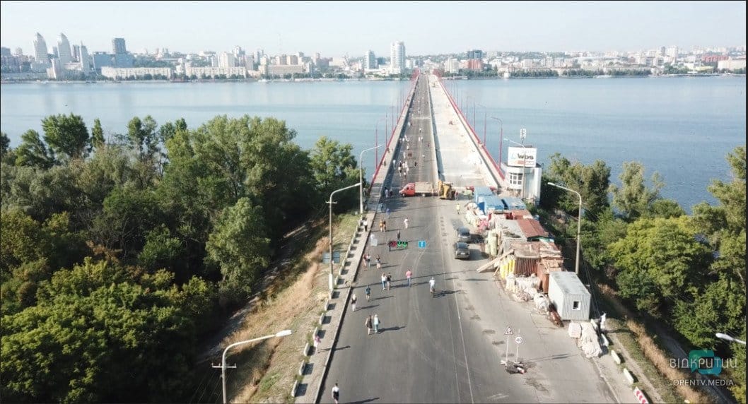 Филатов удивился большому количеству идущих утром через мост - рис. 3