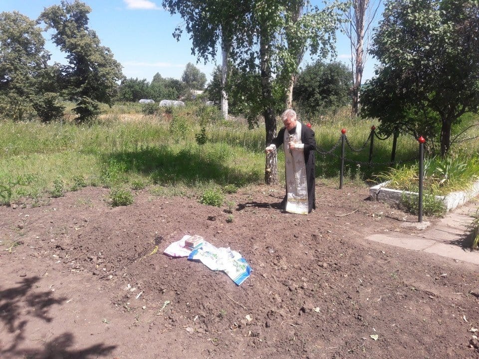Перезахоронение останков бойцов Красной армии под Днепром: в Подгородном провели поминальную службу - рис. 1