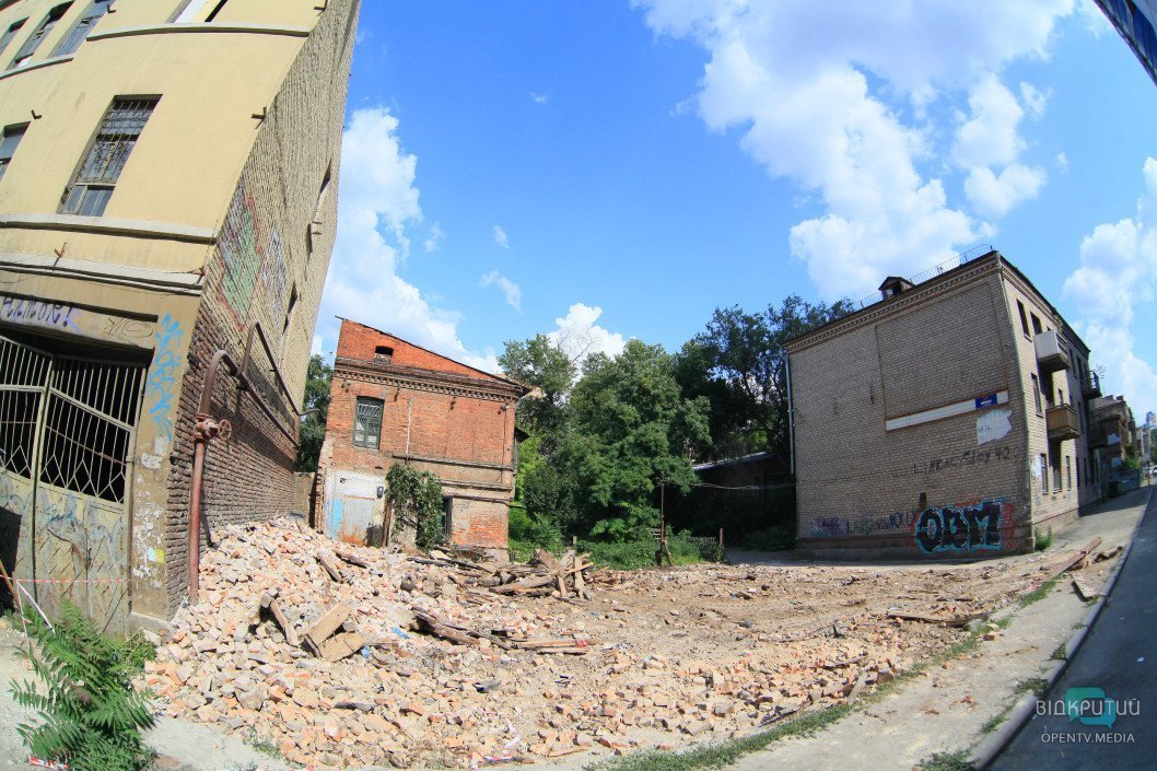 В центре Днепра сносят старые здания - рис. 5