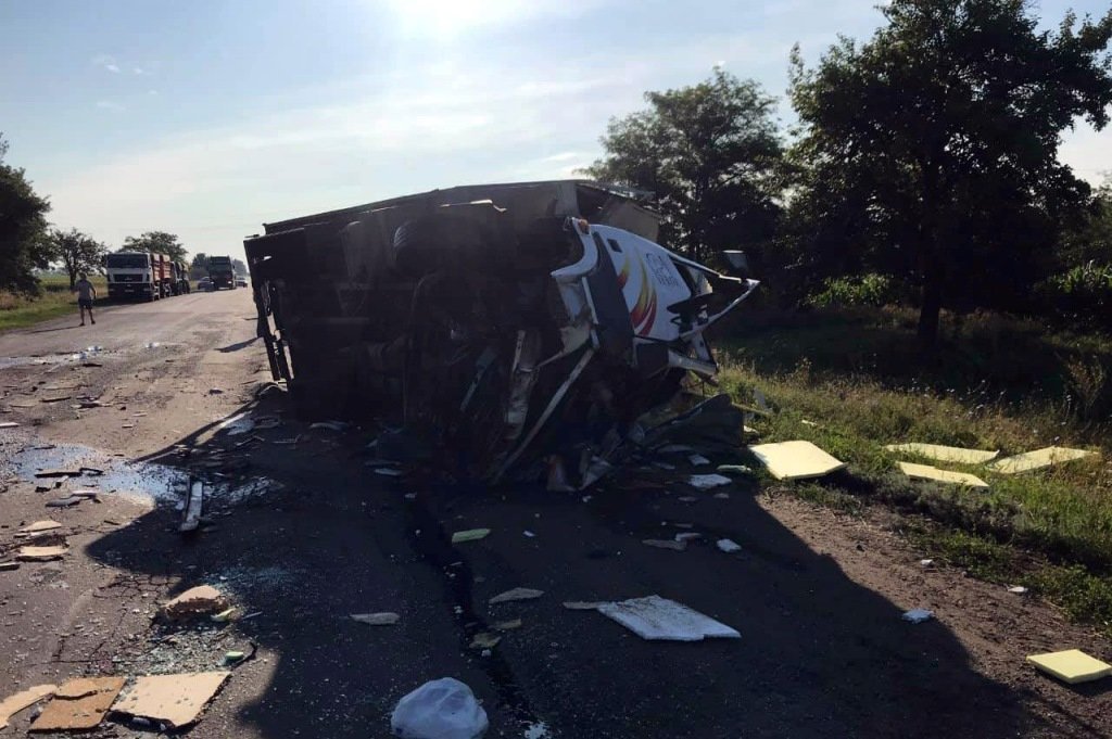 ДТП с пострадавшими в Днепропетровской области: водителя зажало в кабине грузовика - рис. 2