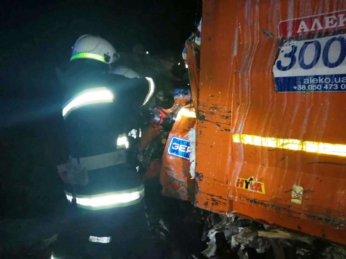 Столкновение двух грузовиков в Днепропетровской области: водитель «КАМАЗа» скончался в больнице - рис. 1