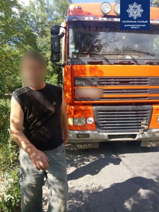 В Днепре пьяный водитель заехал на детскую площадку и сломал песочницу - рис. 2