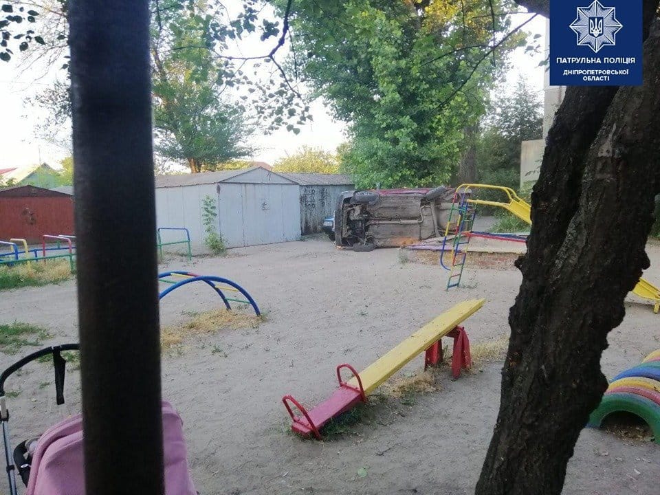 В Днепре пьяный водитель заехал на детскую площадку и сломал песочницу - рис. 7