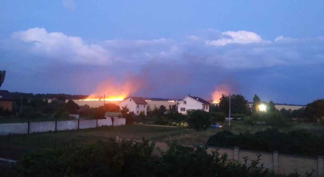 В Днепре горели поля со стерней - рис. 14