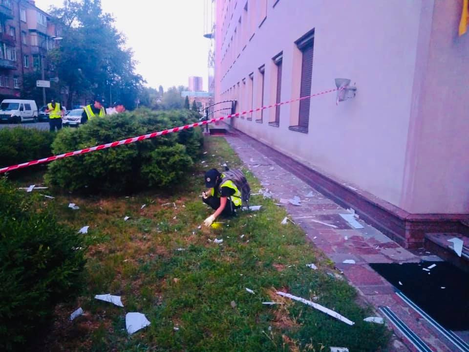 Теракт в Киеве: двое неизвестных обстреляли здание телеканала - рис. 5