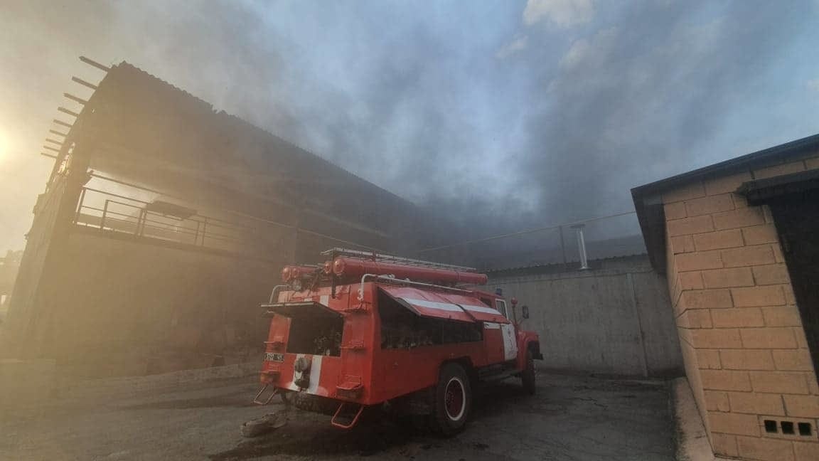 В Днепре на Ударников горит завод - рис. 3