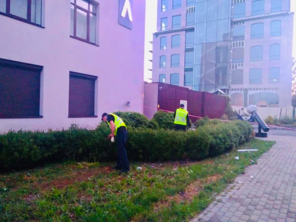Теракт в Киеве: двое неизвестных обстреляли здание телеканала - рис. 4