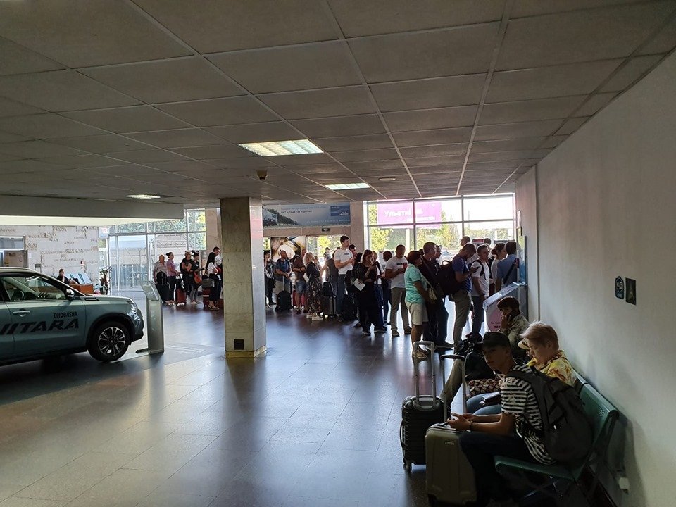 Из-за неисправности самолета в аэропорту Днепра задерживают рейс на 20 часов - рис. 1