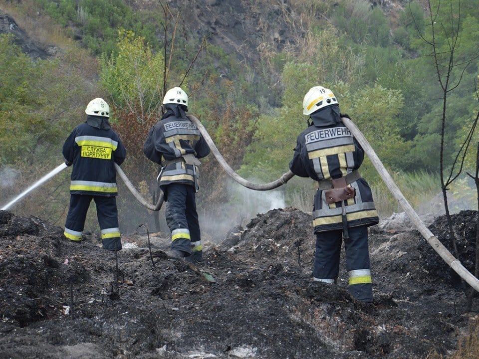 Под Днепром более шести часов не могут потушить пожар на свалке - рис. 21