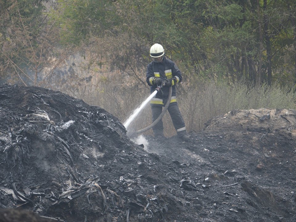 Под Днепром более шести часов не могут потушить пожар на свалке - рис. 1