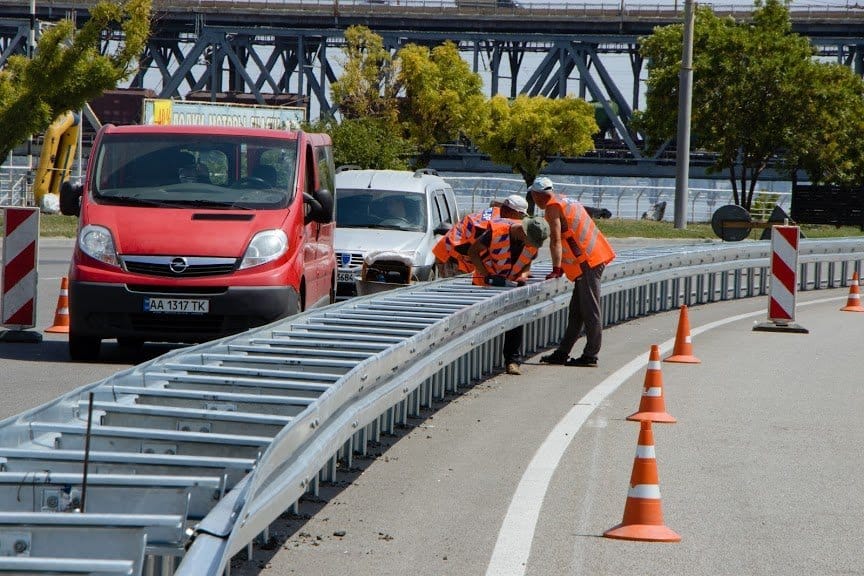 «Як в Європі»: у Дніпрі на Набережній Заводській встановлюють відбійники - рис. 2