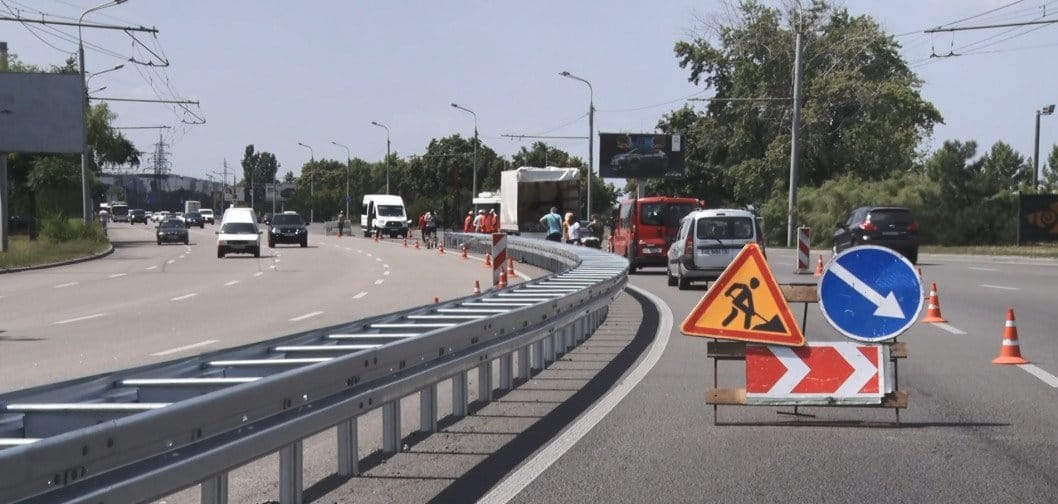 У Дніпрі встановлюють колесовідбійний брус вартістю 20 мільйонів гривень: реакція водіїв - рис. 1