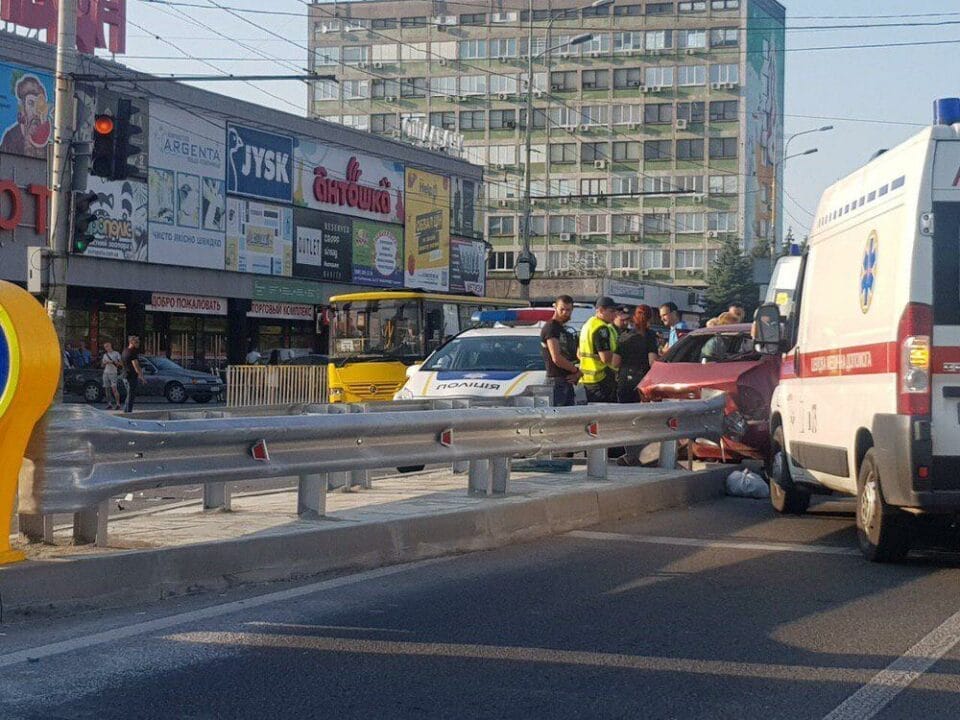 В Днепре на новом «островке безопасности» произошло ДТП - рис. 2