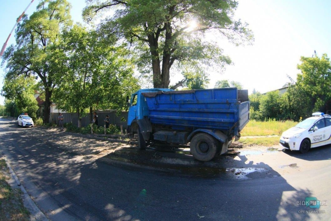 В Днепре на Гвардейской грузовик врезался в дерево - рис. 1