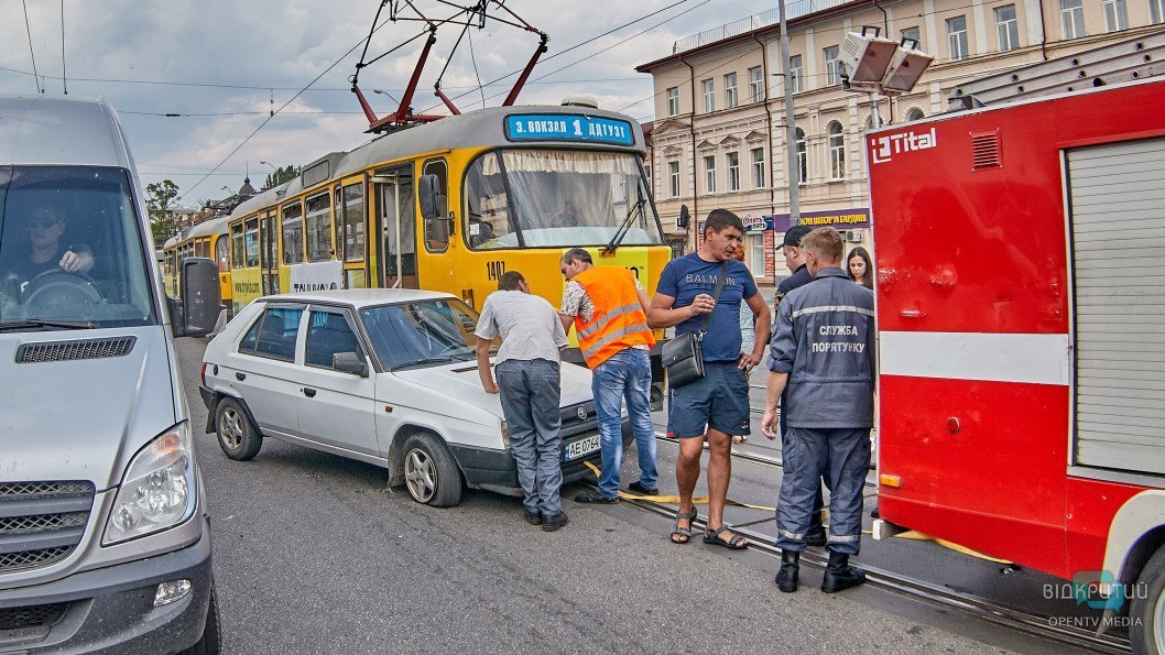 В Днепре на улице Шмидта столкнулись Skoda и трамвай №1 - рис. 6