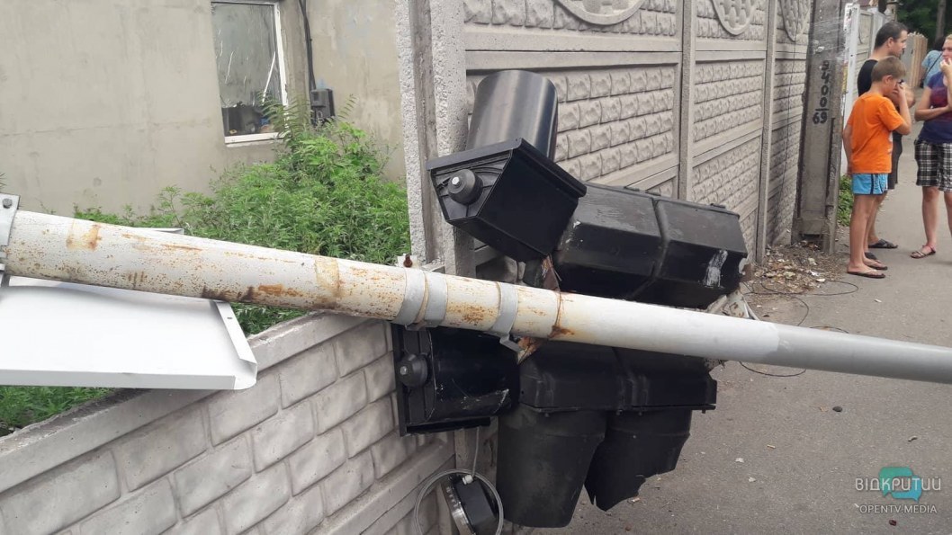 У Дніпрі на вулиці Янтарна вантажівка з нечистотами влетіла у світлофор - рис. 3