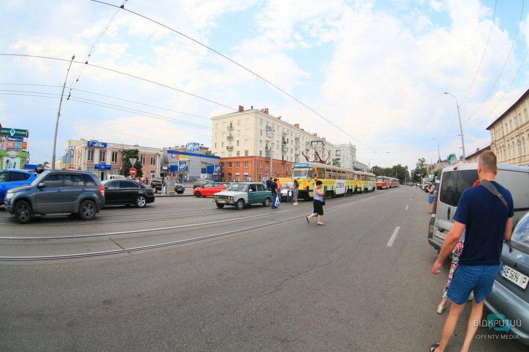 В Днепре на улице Шмидта столкнулись Skoda и трамвай №1 - рис. 1