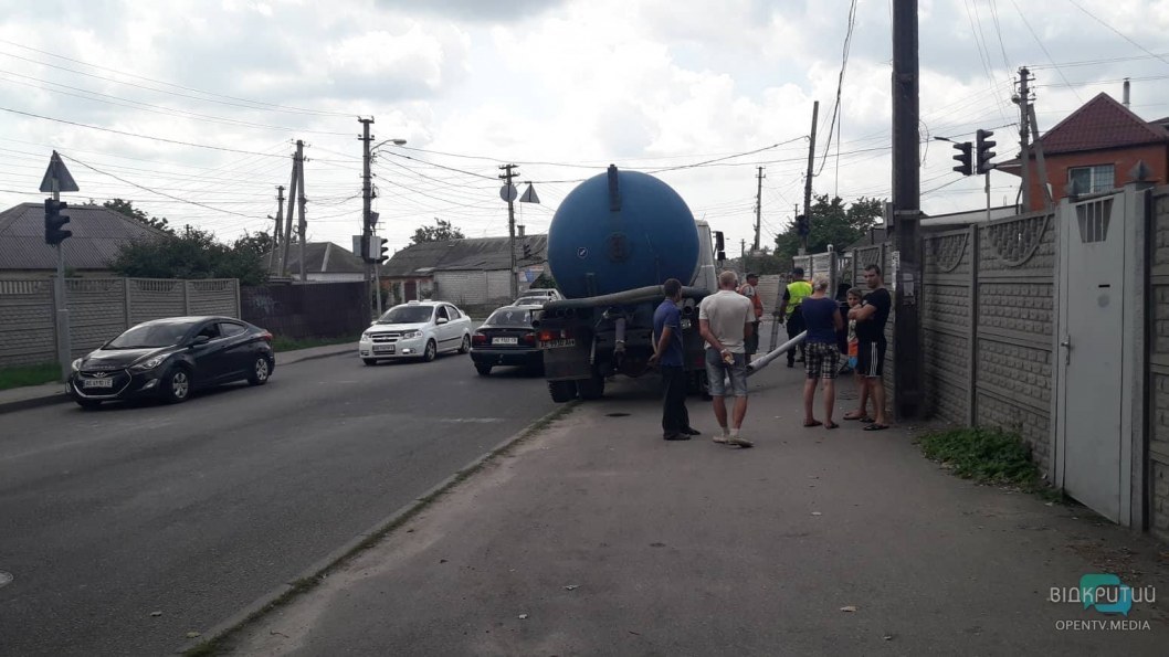 У Дніпрі на вулиці Янтарна вантажівка з нечистотами влетіла у світлофор - рис. 2