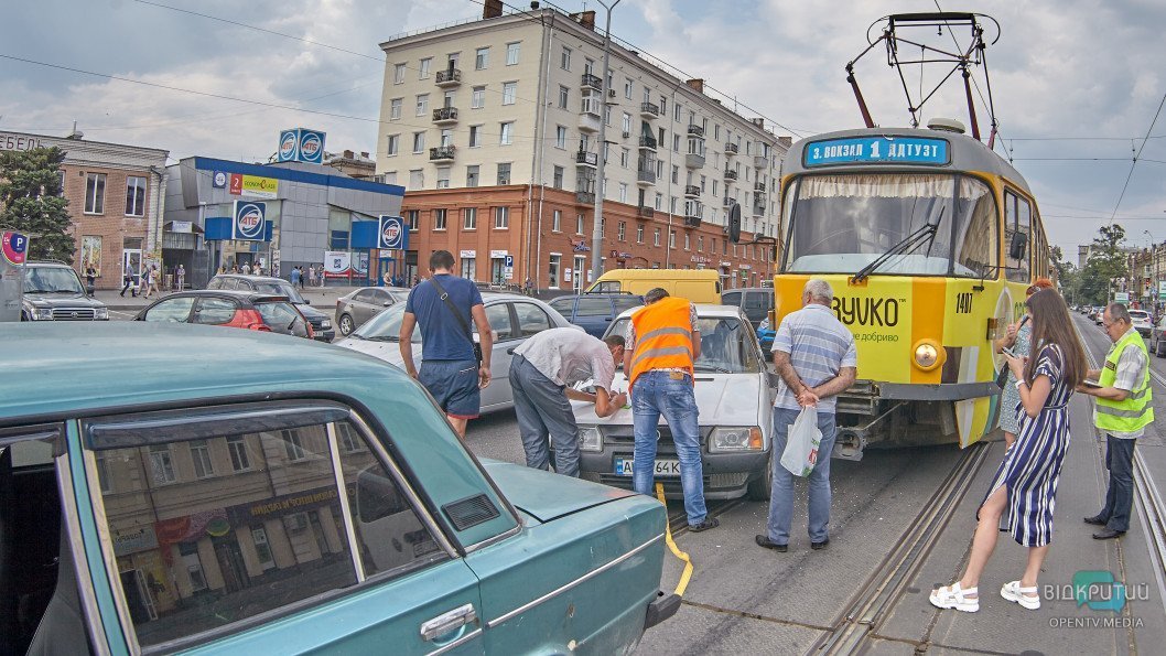 В Днепре на улице Шмидта столкнулись Skoda и трамвай №1 - рис. 4