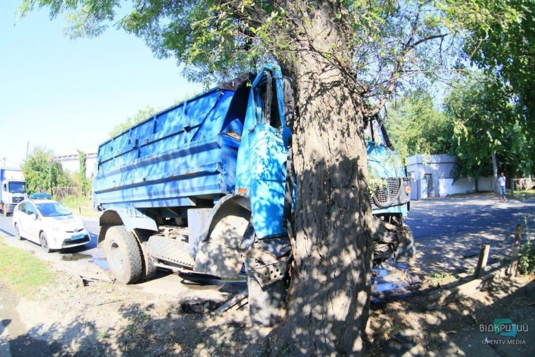 В Днепре на Гвардейской грузовик врезался в дерево - рис. 13