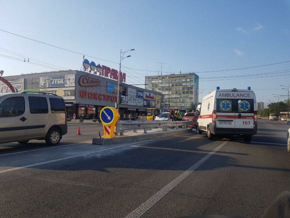 В Днепре на новом «островке безопасности» произошло ДТП - рис. 1