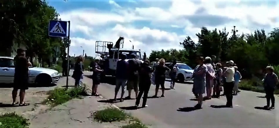 «Пока не сделают — не уходим»: жители Кривого Рога перекрыли дорогу, чтобы им включили электроэнергию - рис. 1