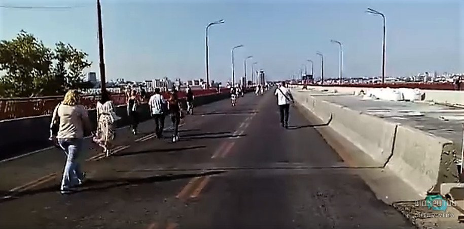 В Днепре перекрыли Новый мост: горожане шли пешком - рис. 1