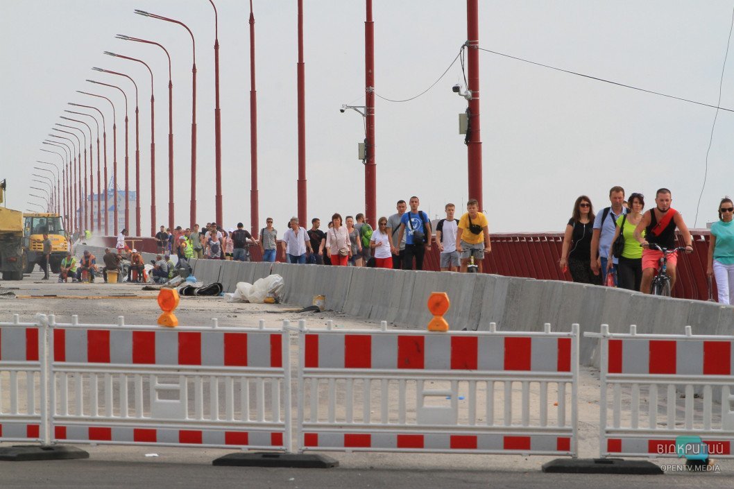 «С ветерком»: днепряне начали пользоваться услугой бесплатного проезда по Новому мосту - рис. 5