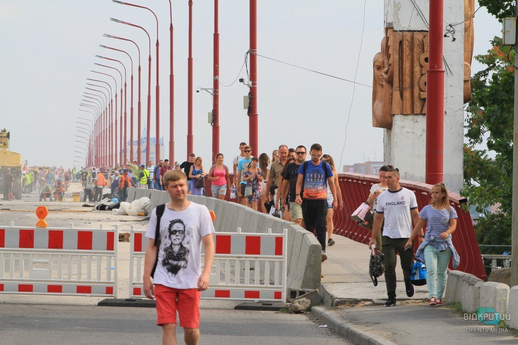 «С ветерком»: днепряне начали пользоваться услугой бесплатного проезда по Новому мосту - рис. 6