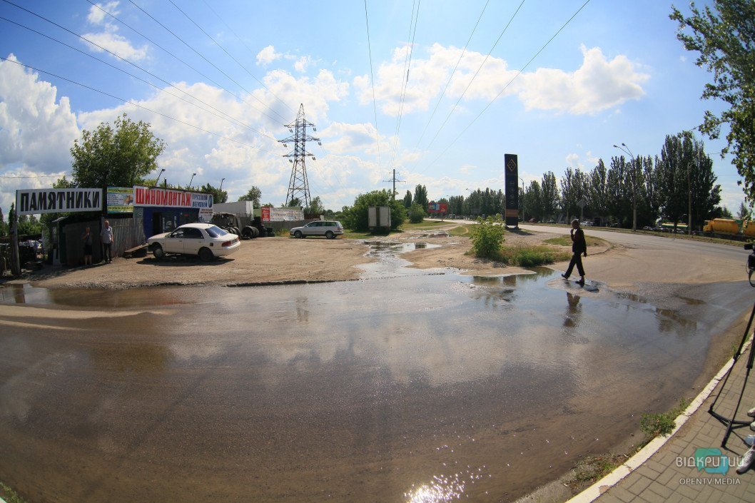 Фонтан из-под асфальта и озеро на дороге: на улице Богомаза прорвало трубу - рис. 2
