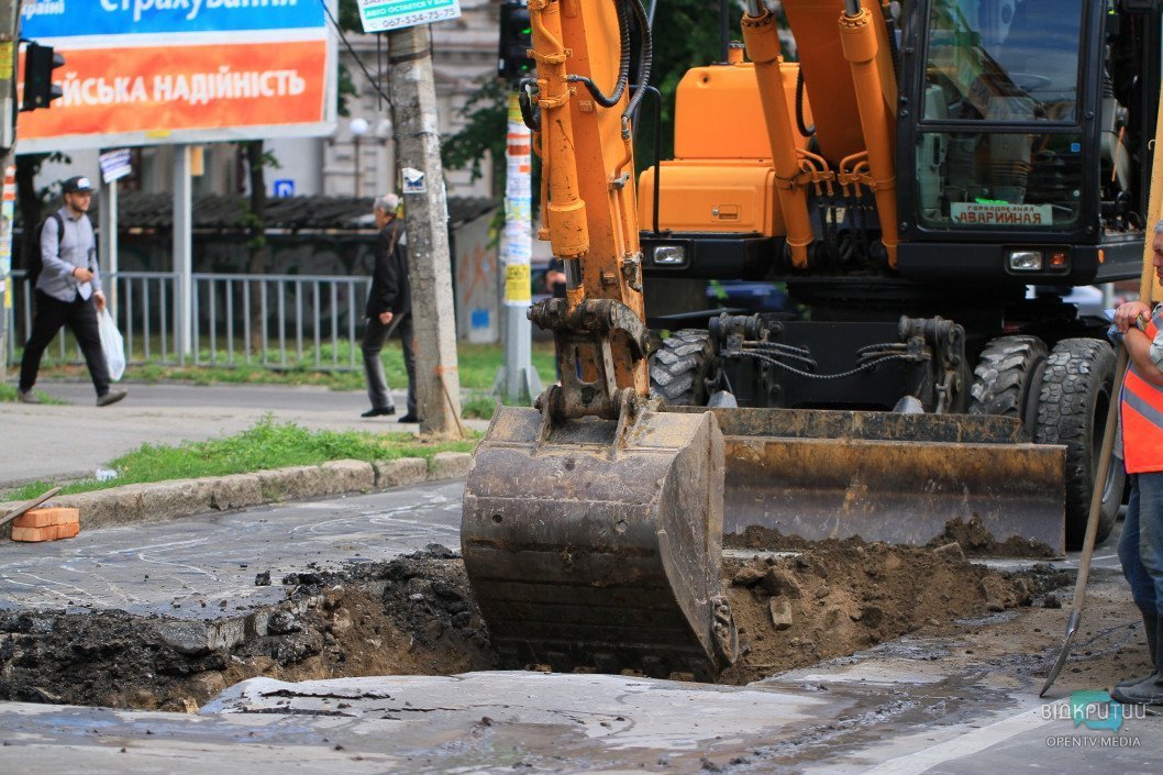 В Днепре на улице Сечевых Стрельцов заделывают яму: часть дороги перекрыта - рис. 6