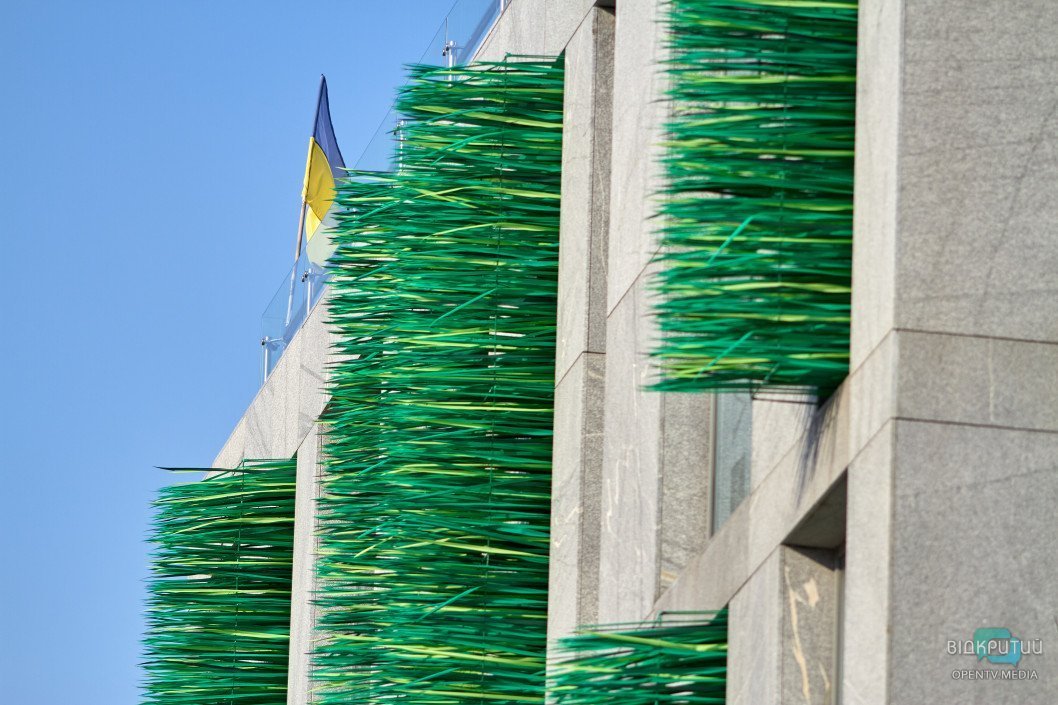 В Днепре на здании торгового центра «растет» гигантская трава - рис. 2