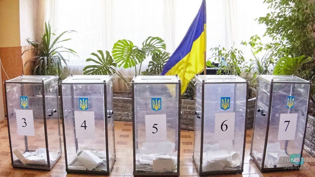 Пьяный глава комиссии, фальсификация и съеденные бюллетени: как украинцы голосовали на выборах в Верховную Раду - рис. 2