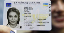 Українцям дозволять фотографуватися на паспорт у головному уборі та окулярах - рис. 11