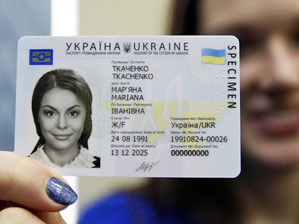 Українцям дозволять фотографуватися на паспорт у головному уборі та окулярах - рис. 1