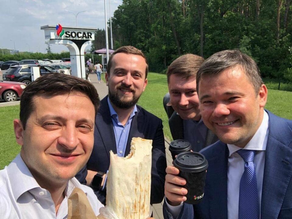 В Офісі президента Зеленського повісили картину з шаурмою - рис. 8