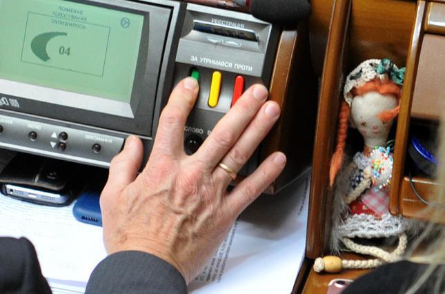 У Верховній Раді почали прикріплення нових іменних табличок нардепів - рис. 1